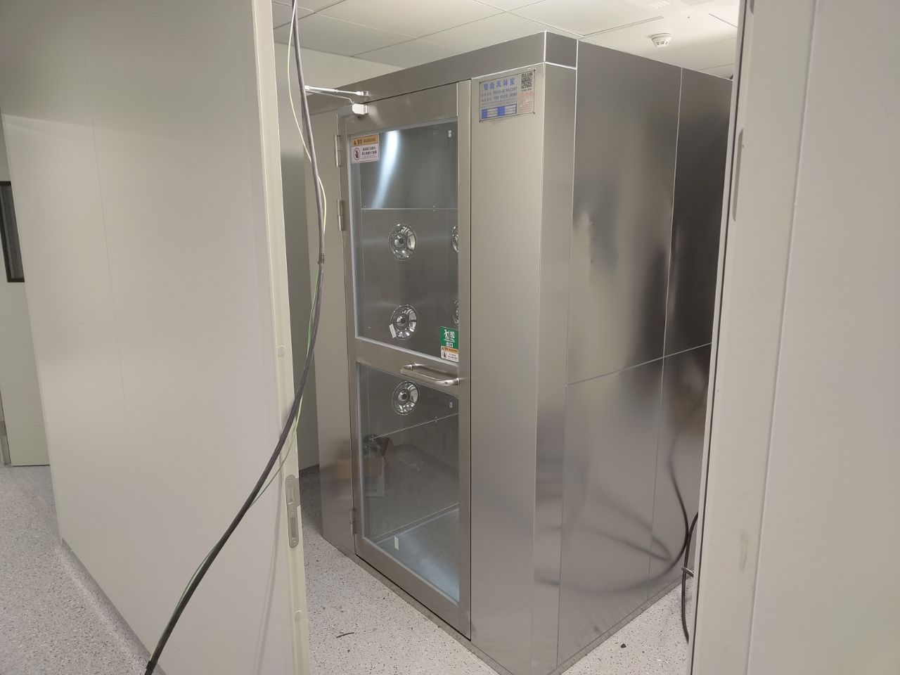 風(fēng)淋室設(shè)備為什么前后兩道門要設(shè)計(jì)成互鎖裝置？